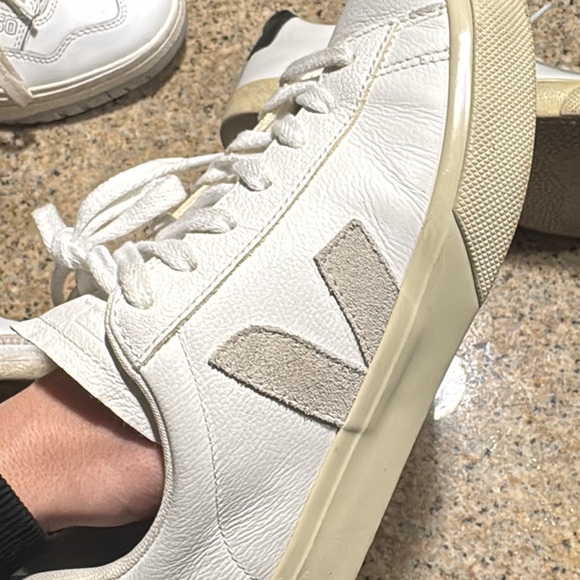 EUR 39 / Size 8 Veja Women's Campo White and Natural Sneakers - Picture 2 of 7